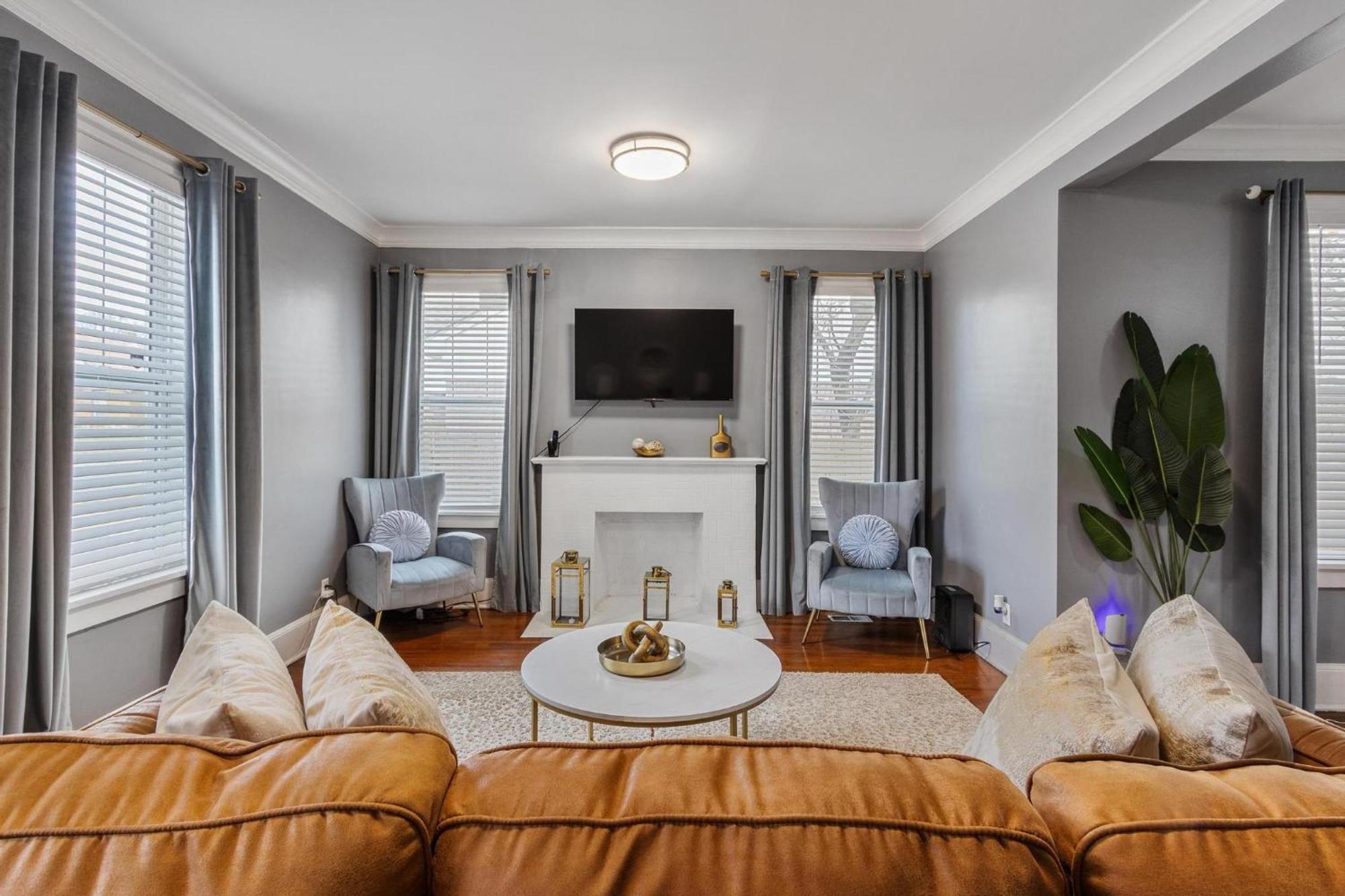 Midtown Retreat, 4mi To Downtown & Large Private Deck Holiday home