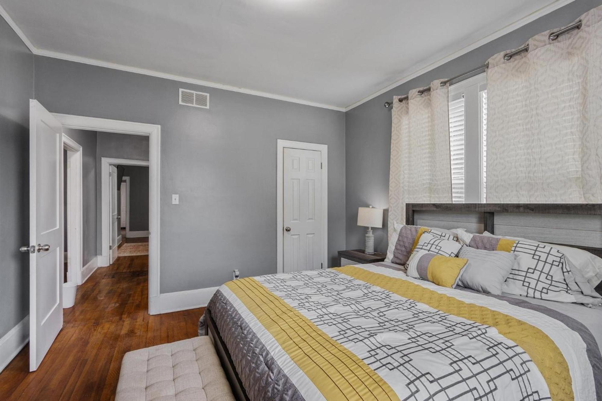 Holiday home Midtown Retreat, 4mi To Downtown & Large Private Deck *