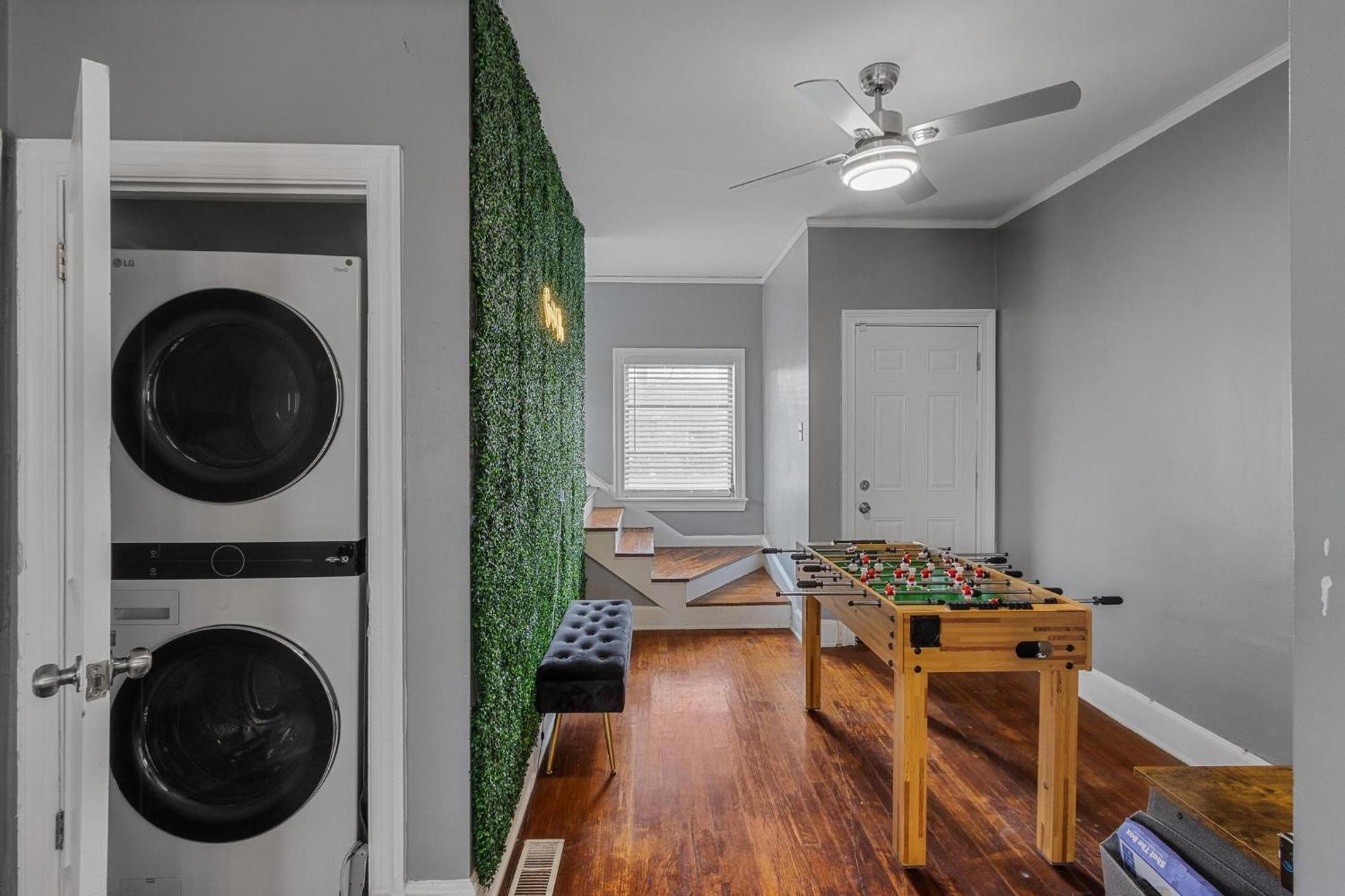 Midtown Retreat, 4mi To Downtown & Large Private Deck Holiday home
