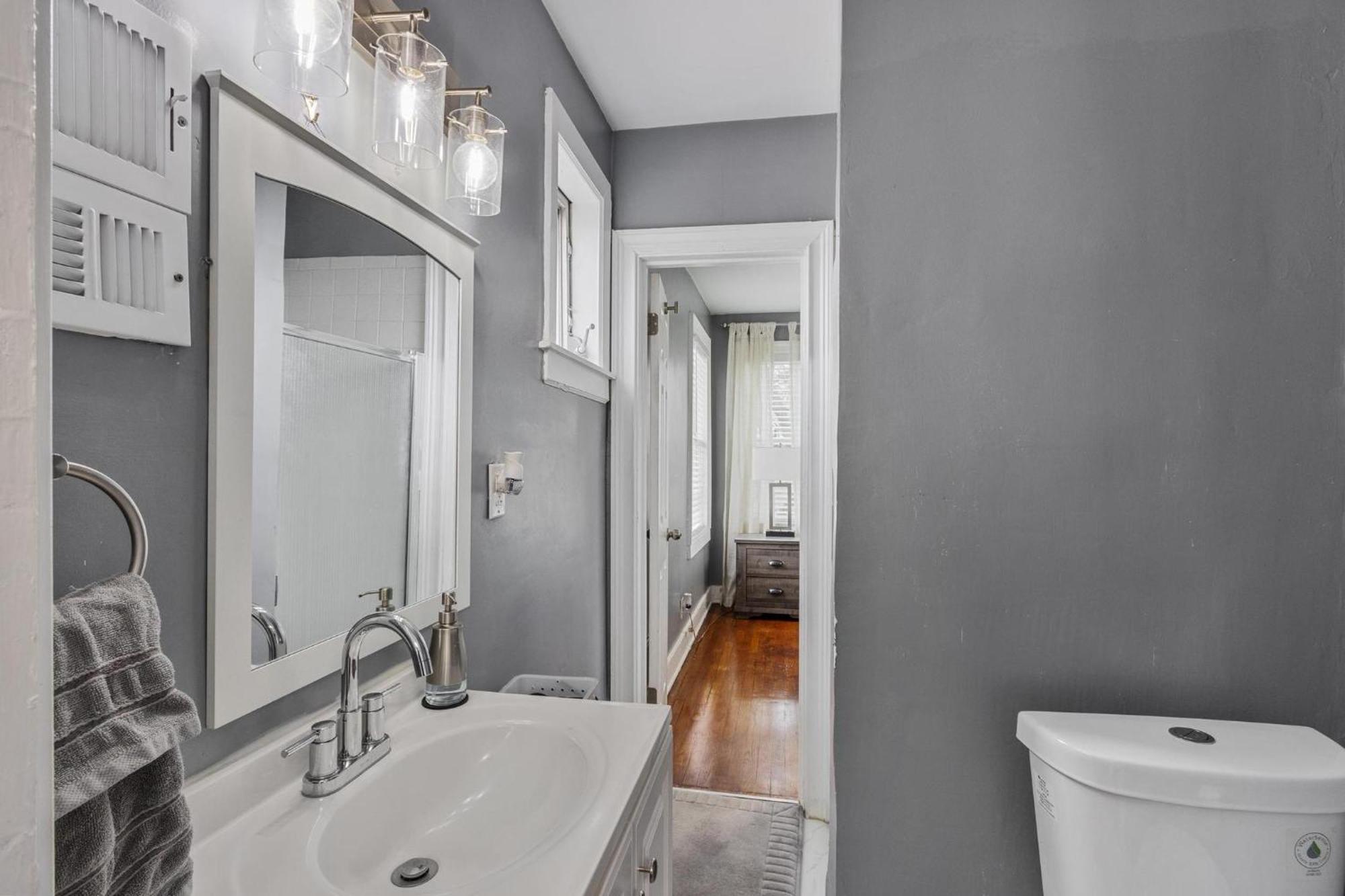 Holiday home Midtown Retreat, 4mi To Downtown & Large Private Deck *