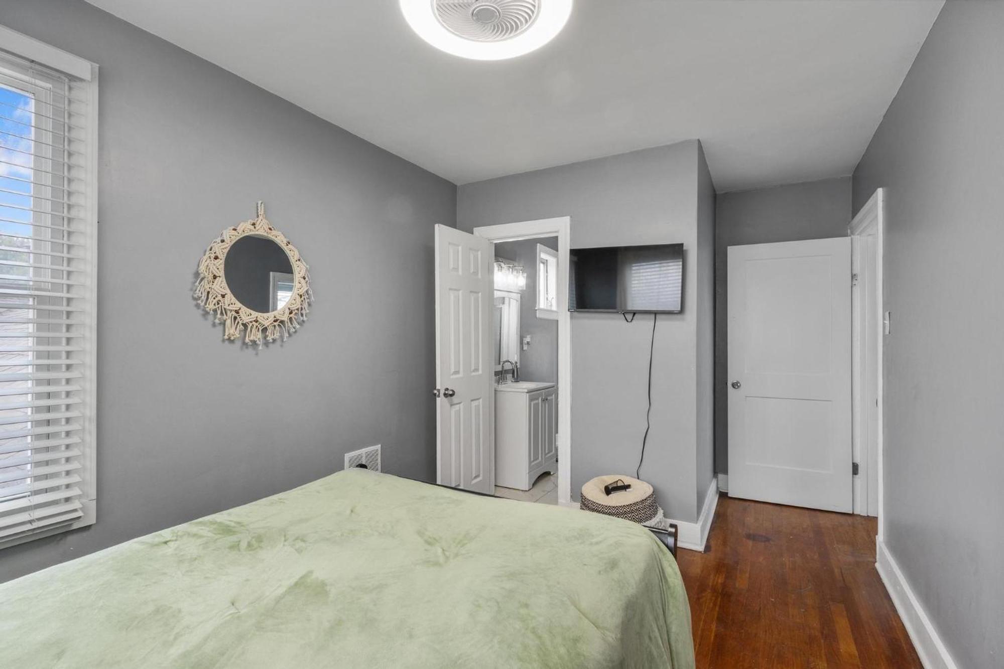 Midtown Retreat, 4mi To Downtown & Large Private Deck Holiday home